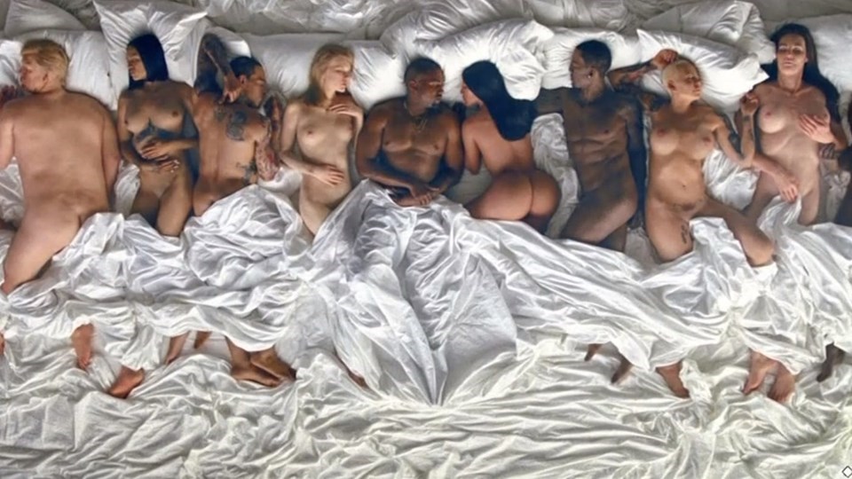Kanye West Famous video escena